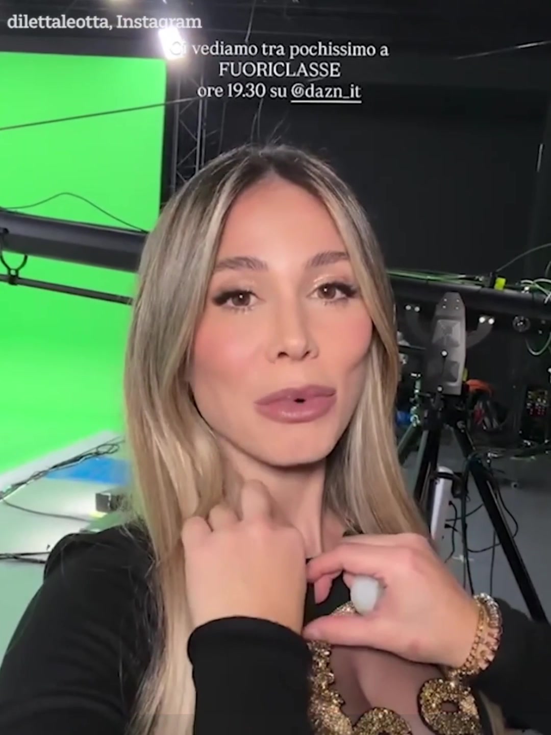 开云-太慷慨！卡里乌斯妻子报道国米vs那不勒斯，身穿镂空上衣惊艳全场