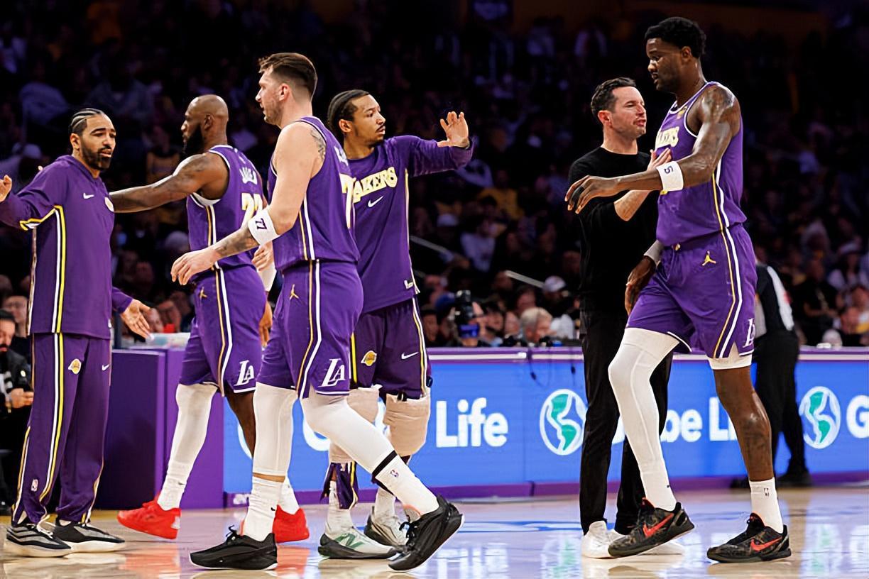 kaiyun.com-自暴自弃了?球权达不到预期后湖人先发中锋就不想好好打球吗?