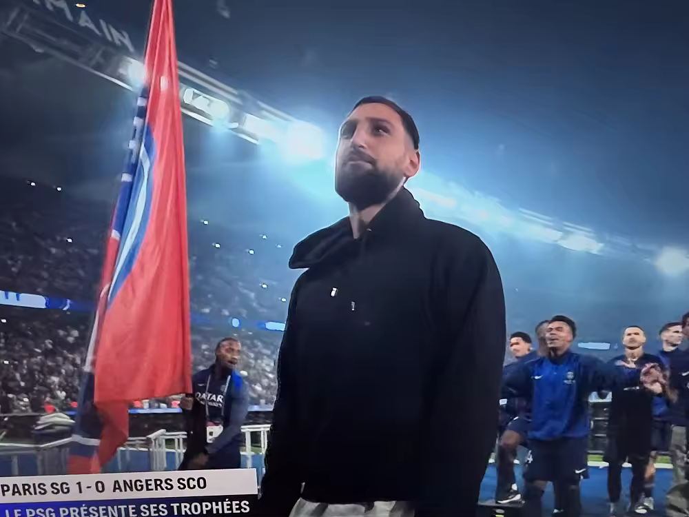 kaiyun.com-分手应该体面！多纳鲁马在巴黎vs昂热赛后向主场球迷告别